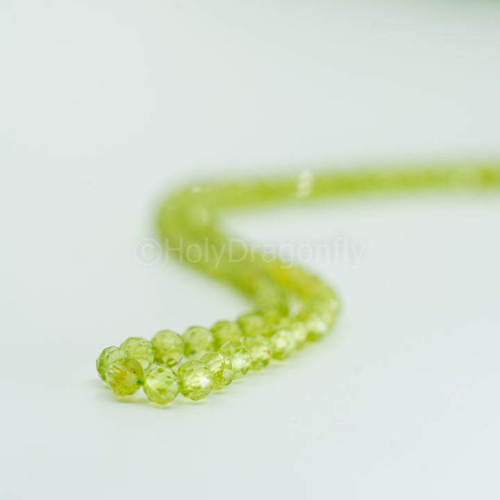 Peridotas-Chrizolitas 5mm karoliukų gija (briaunuota)